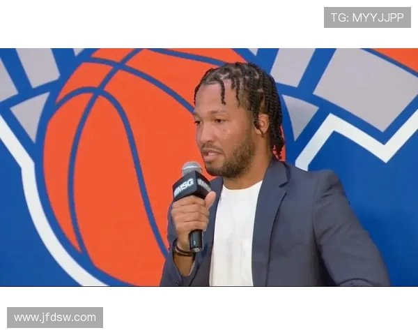 尼克斯场边金发美女亮相